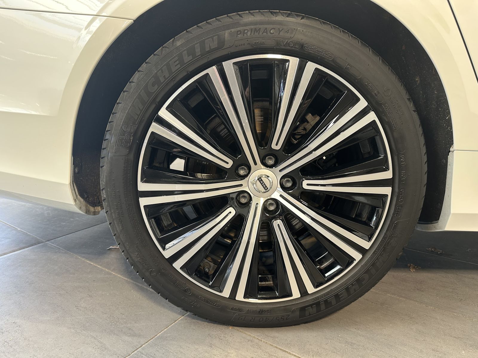 Fahrzeugabbildung Volvo V90 T6 Plus Bright Hybrid AWD NAV+LED+AHK+PANO