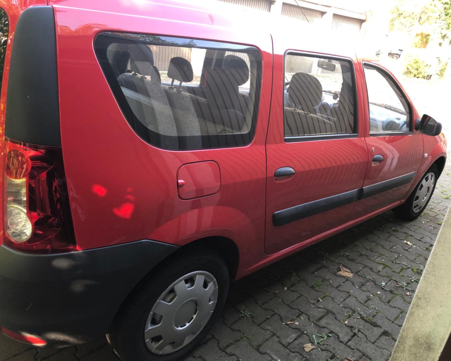 Dacia Logan 2011 — вигляд ззаду