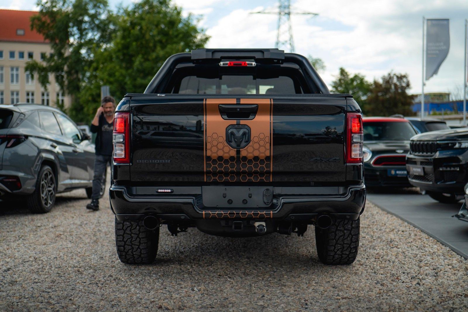 Fahrzeugabbildung Dodge RAM 5.7 V8 HEMI 4x4 Offroad Night-Edition LPG