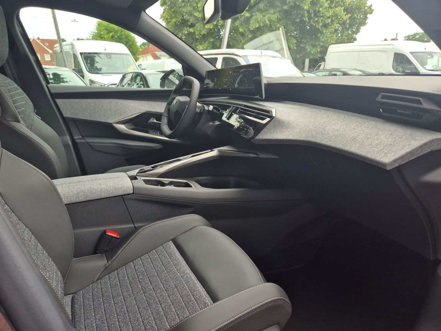 Fahrzeugabbildung Peugeot 5008 Allure HYBRID 145 e-DSC6 Navi LED CarPlay