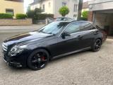 Mercedes-Benz E 200 - Lim. CGI Blue Efficiency 7 Gang - Mercedes-Benz E 200 mit Benzin-Antrieb: Leder, Navigationssystem, Limousine