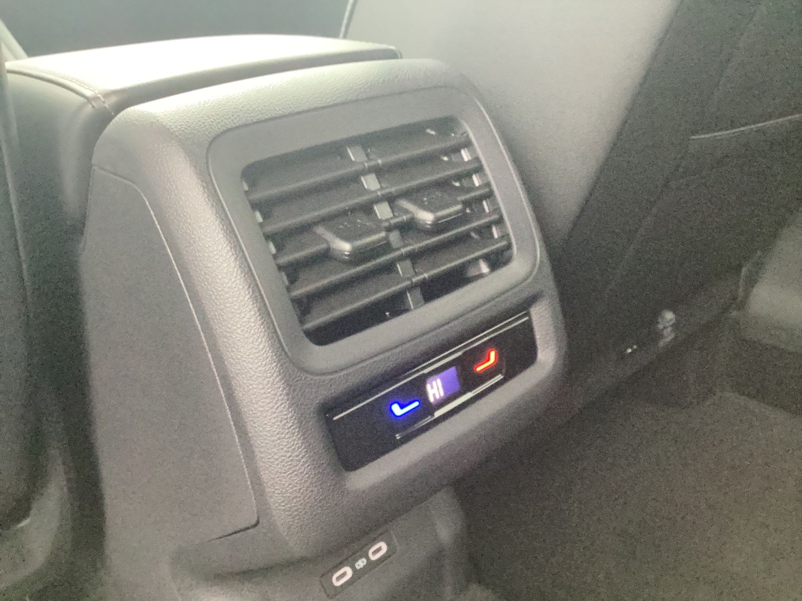 Fahrzeugabbildung Volkswagen T-Roc Style AHZV NAVI LED DAB ACC