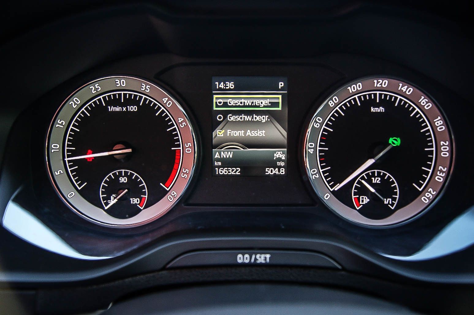 Fahrzeugabbildung SKODA Karoq 1.6 TDI DSG Ambition NAVI ANHÄNGERKUPPLUNG