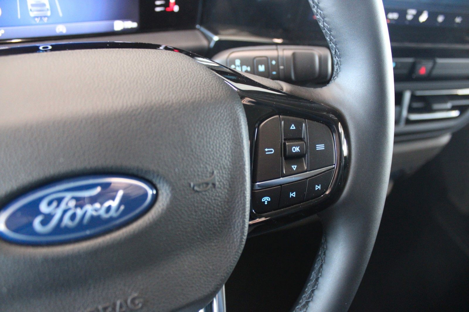 Fahrzeugabbildung Ford Tourneo Custom L2 8-Sitz Titanium Aut. LED PANO