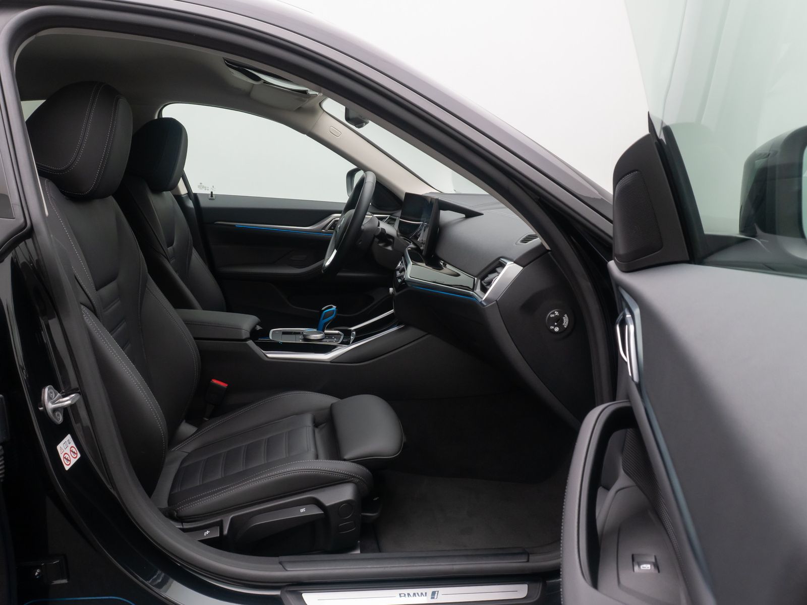 Fahrzeugabbildung BMW i4 eD40 GC HiFi Alarm Kamera HUD Leder 19Zoll