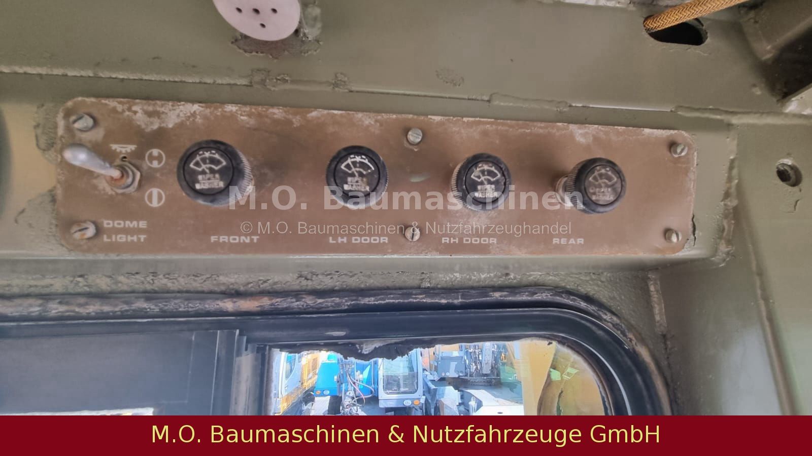 Fahrzeugabbildung CAT D6H Planierraupe / 4. Wegeschild
