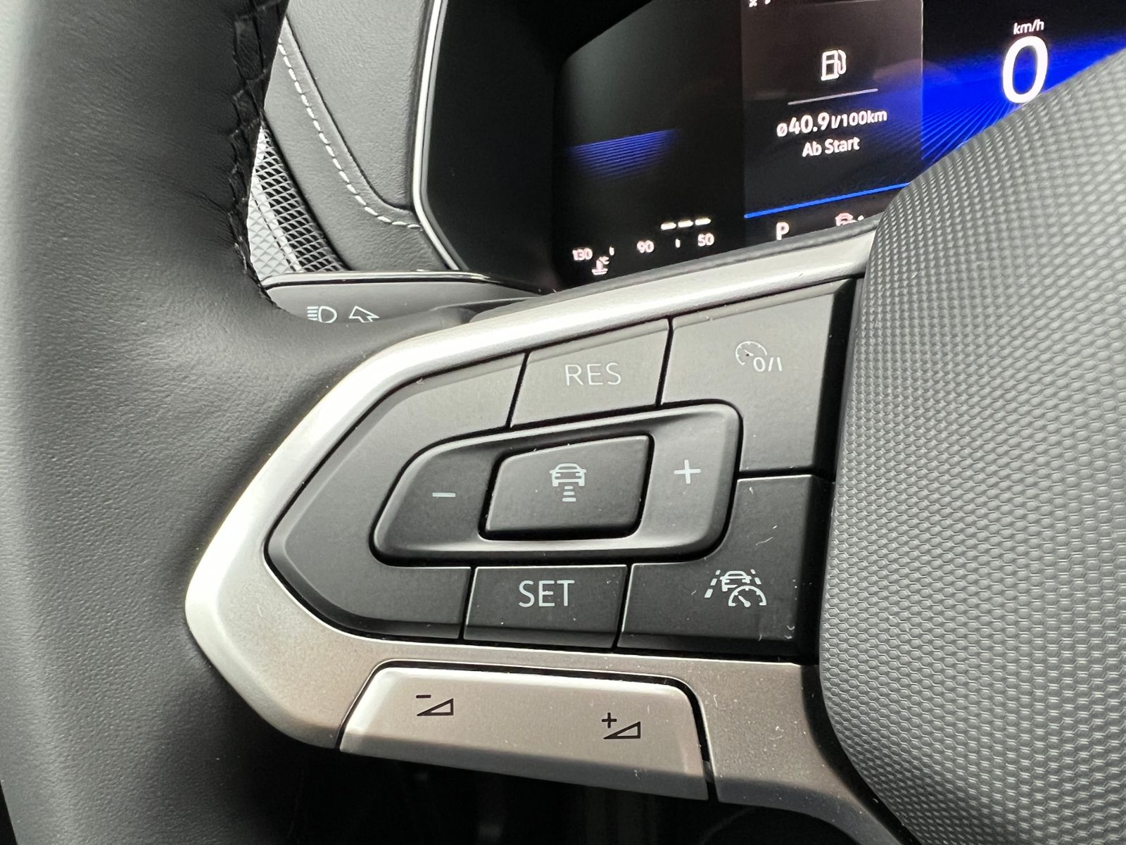 Fahrzeugabbildung Volkswagen T-Cross R-Line 1.5 TSI DSG *AHK, IQ.LIGHT, ACC,