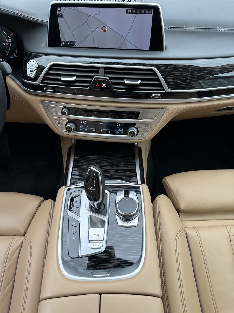 Fahrzeugabbildung BMW 750i xDrive Pure Excellence NAV+LASER+360°+HEAD-