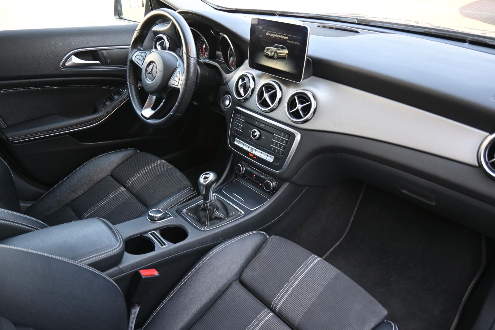 Fahrzeugabbildung Mercedes-Benz GLA 180 Schalter Urban*Navi*RFK*AHK