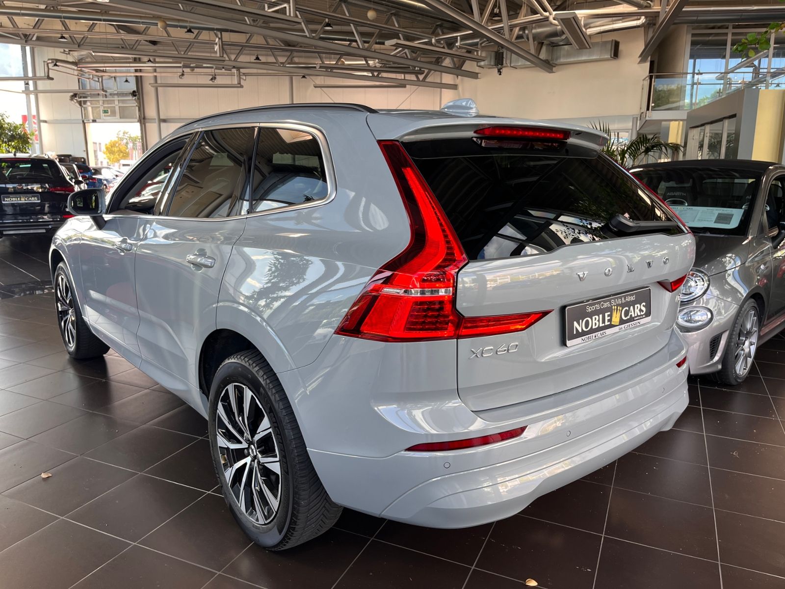Fahrzeugabbildung Volvo XC60 Core 2WD STNDHZ LED NAV SHZ 19"