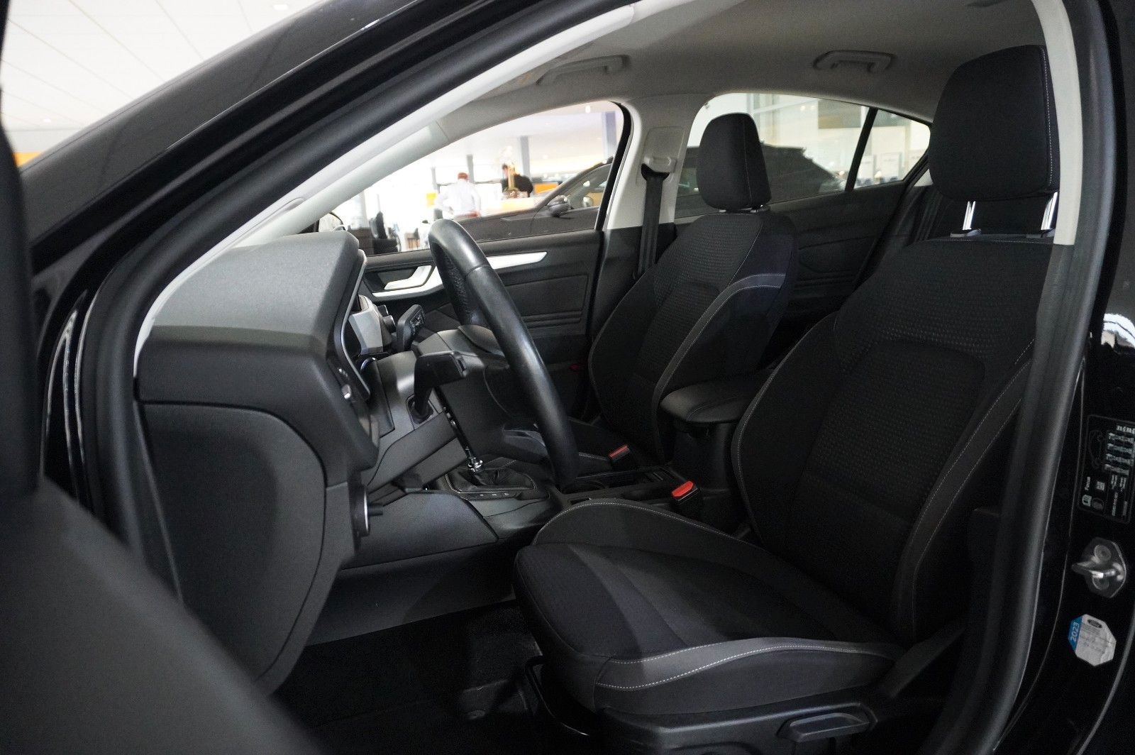 Fahrzeugabbildung Ford Focus Lim. 1.0 COOL & CONN. NAVI/LED/SPORT/SHZ