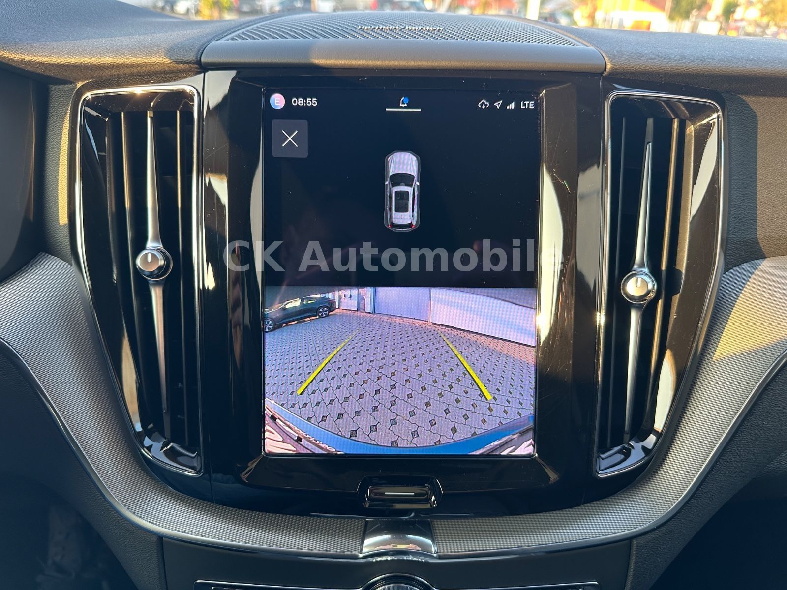 Fahrzeugabbildung Volvo XC60 B4 Plus Dark AWD/BLIS/Navi/LED/Kamera/AHK