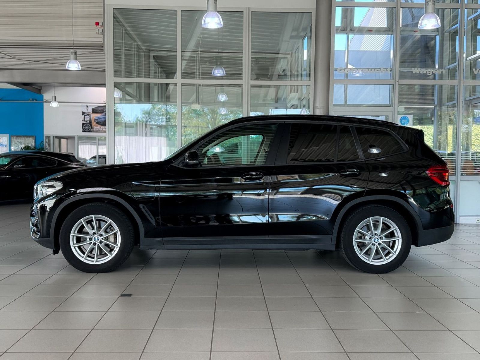 Fahrzeugabbildung BMW X3 xD30e Panorama HUD DAB Sport Individual HiFi