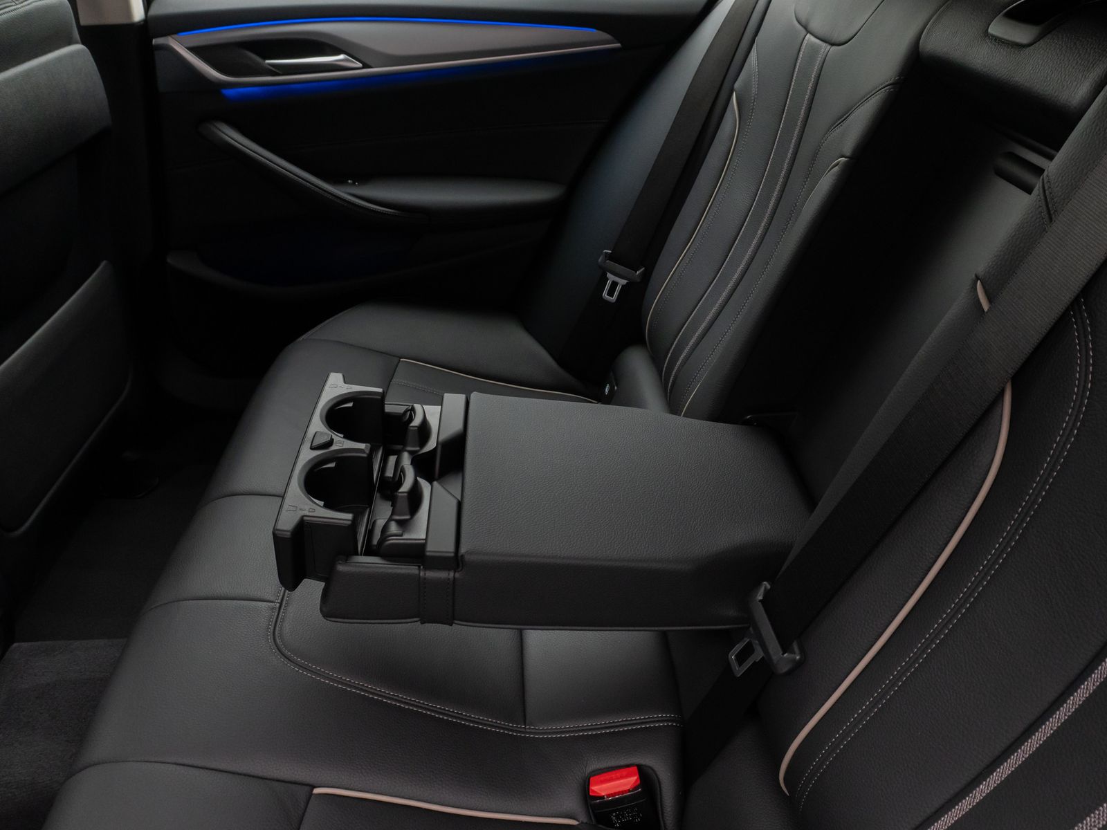 Fahrzeugabbildung BMW 530d Kamera HUD DAB Komfort Alarm Sport 19Zoll