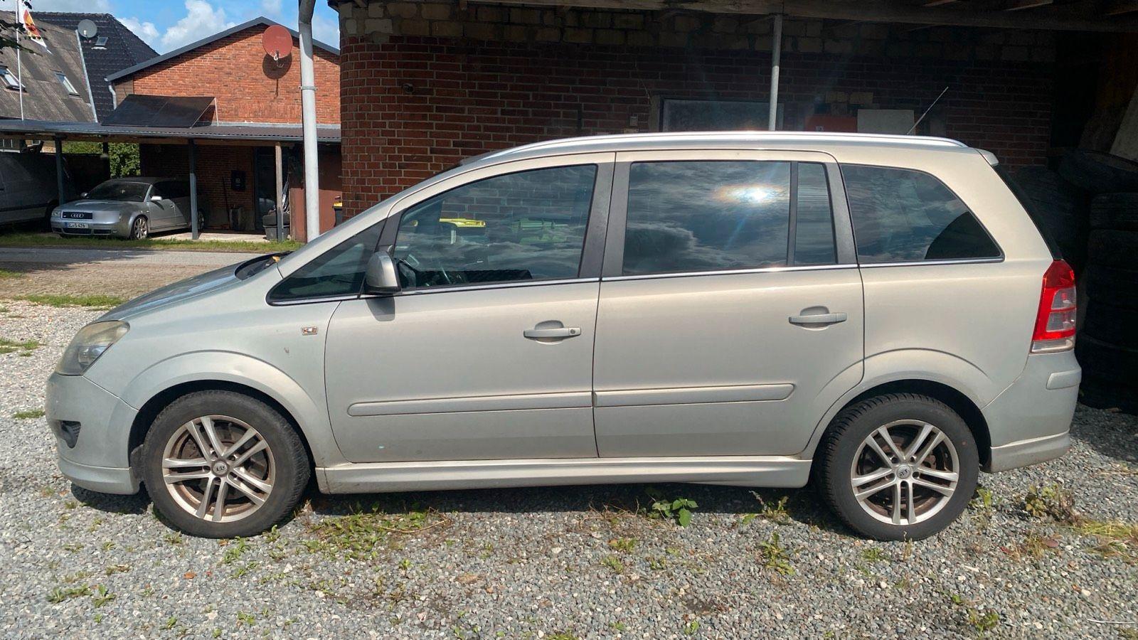 Opel Zafira 2009 — rear view
