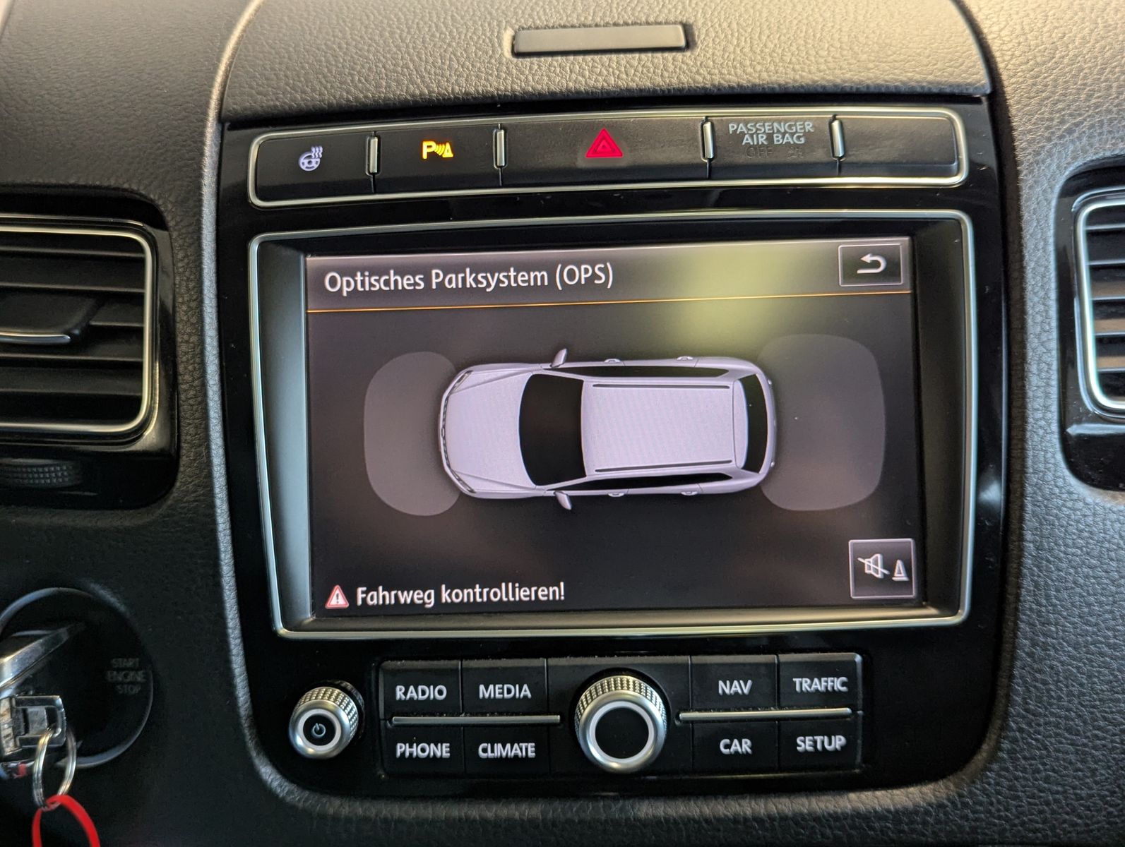 VW Touareg V6 TDI Terrain 4M StHz. Luft Pano AHK - Image 26