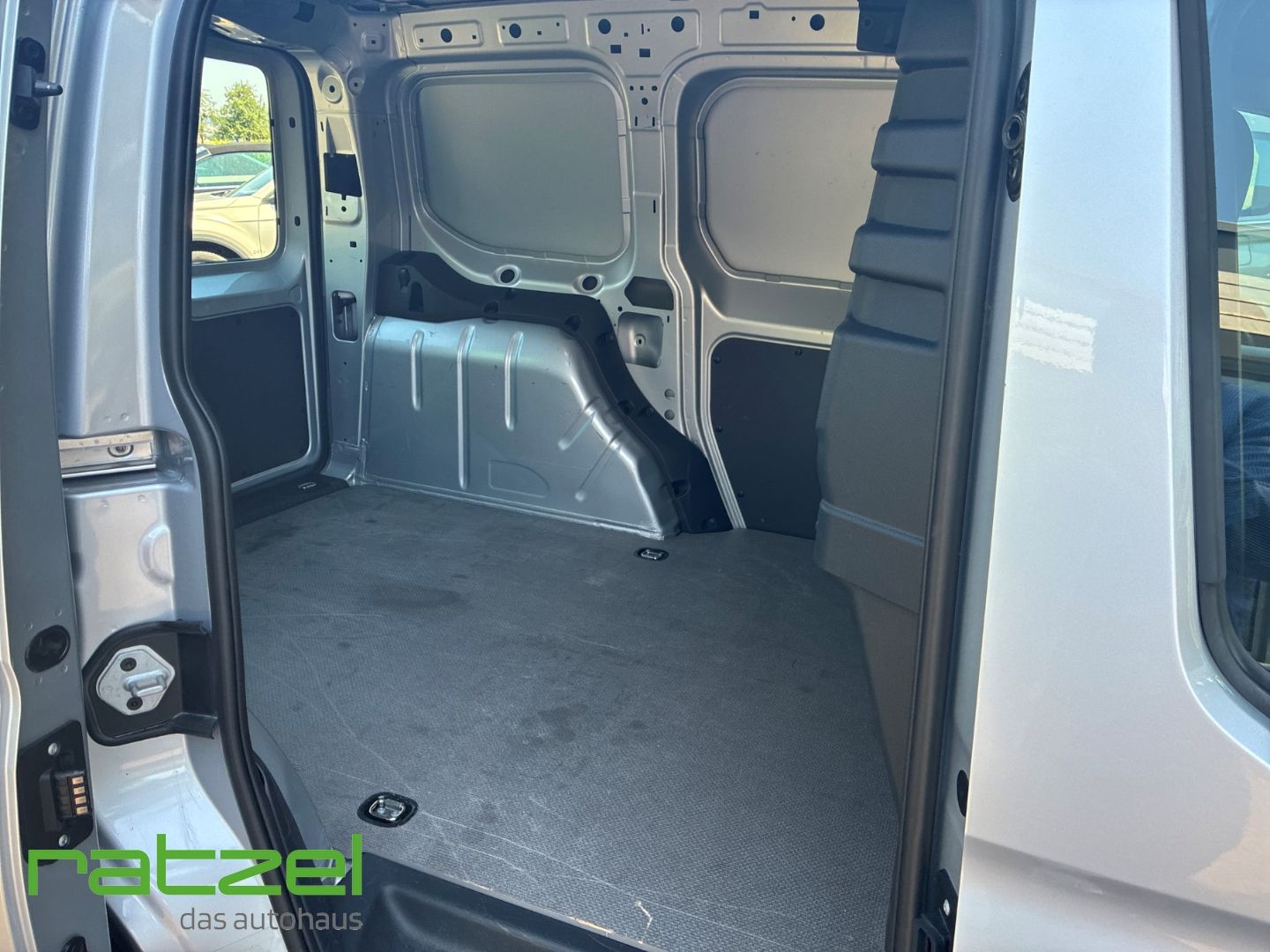 Fahrzeugabbildung Volkswagen Caddy Cargo Kasten 4MOTION AHK Navi WLAN