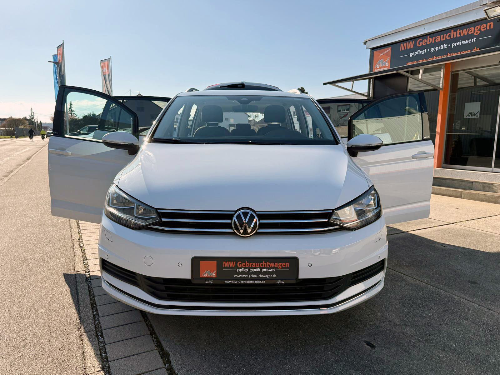 Fahrzeugabbildung Volkswagen Touran 1.5 TSI Active DSG ACC PDC KAM NAVI LED