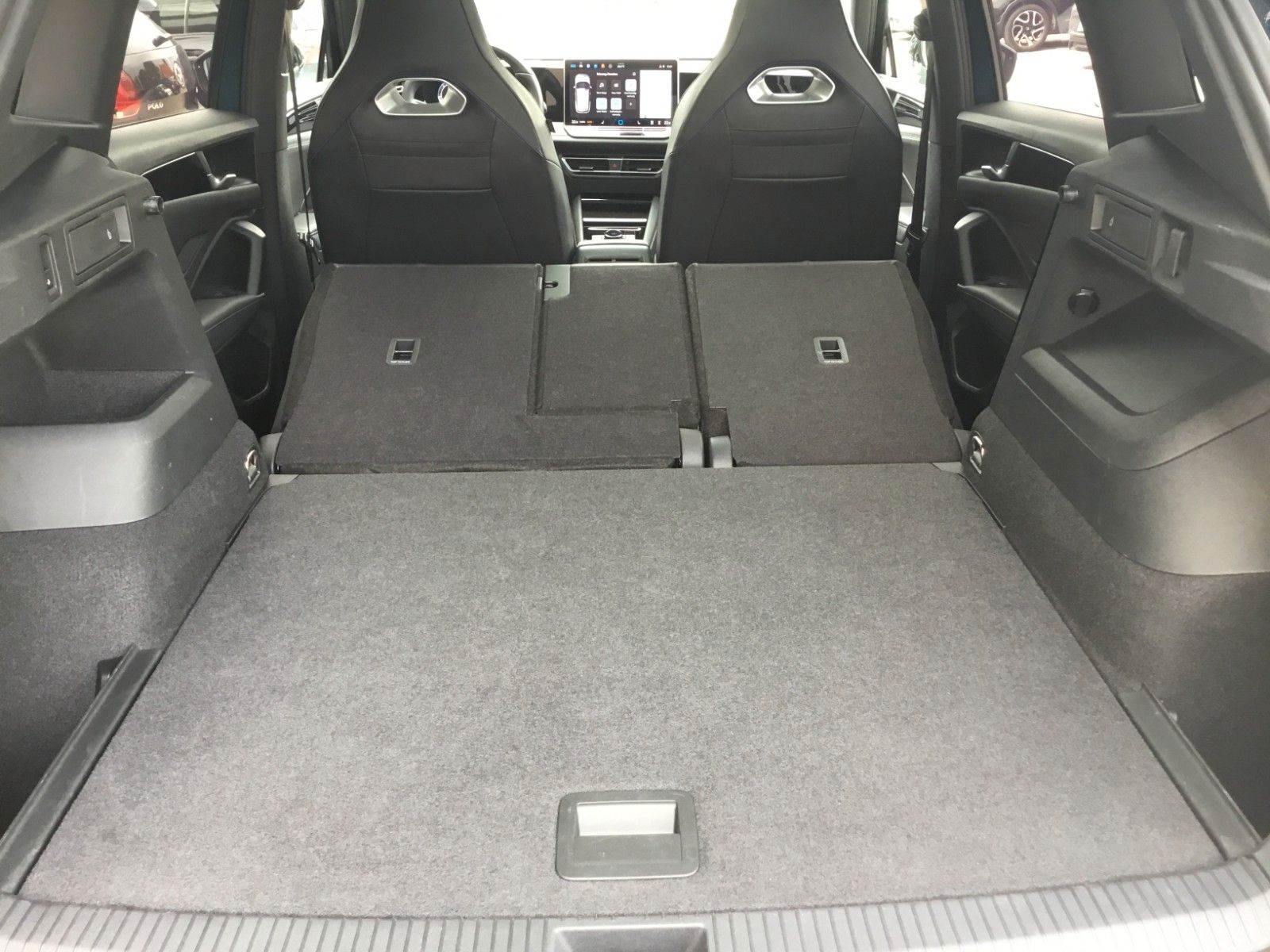 Fahrzeugabbildung Volkswagen Tiguan 2.0 TDI DSG 4M R-Line+AHK+20"+Matrix+Pano