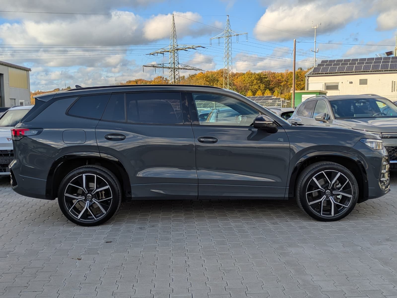 Fahrzeugabbildung Volkswagen Tayron 2.0 TDI 4M R-Line 7Si*MATRIX*AHK*PANO*HUD