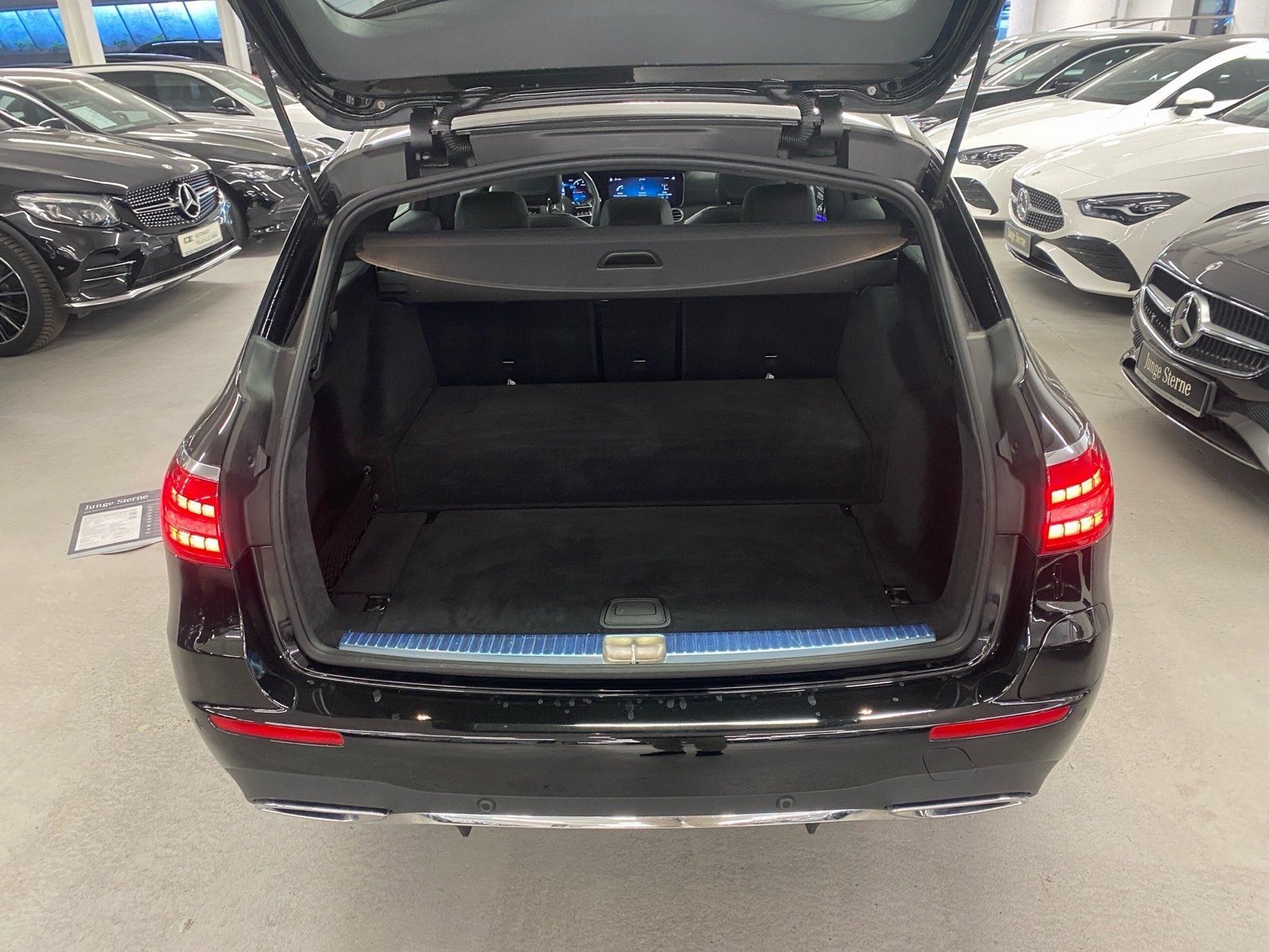 Fahrzeugabbildung Mercedes-Benz E 300 de 4MATIC*AMG*DISTRONIC*LED*AHK*Pano-Dach*