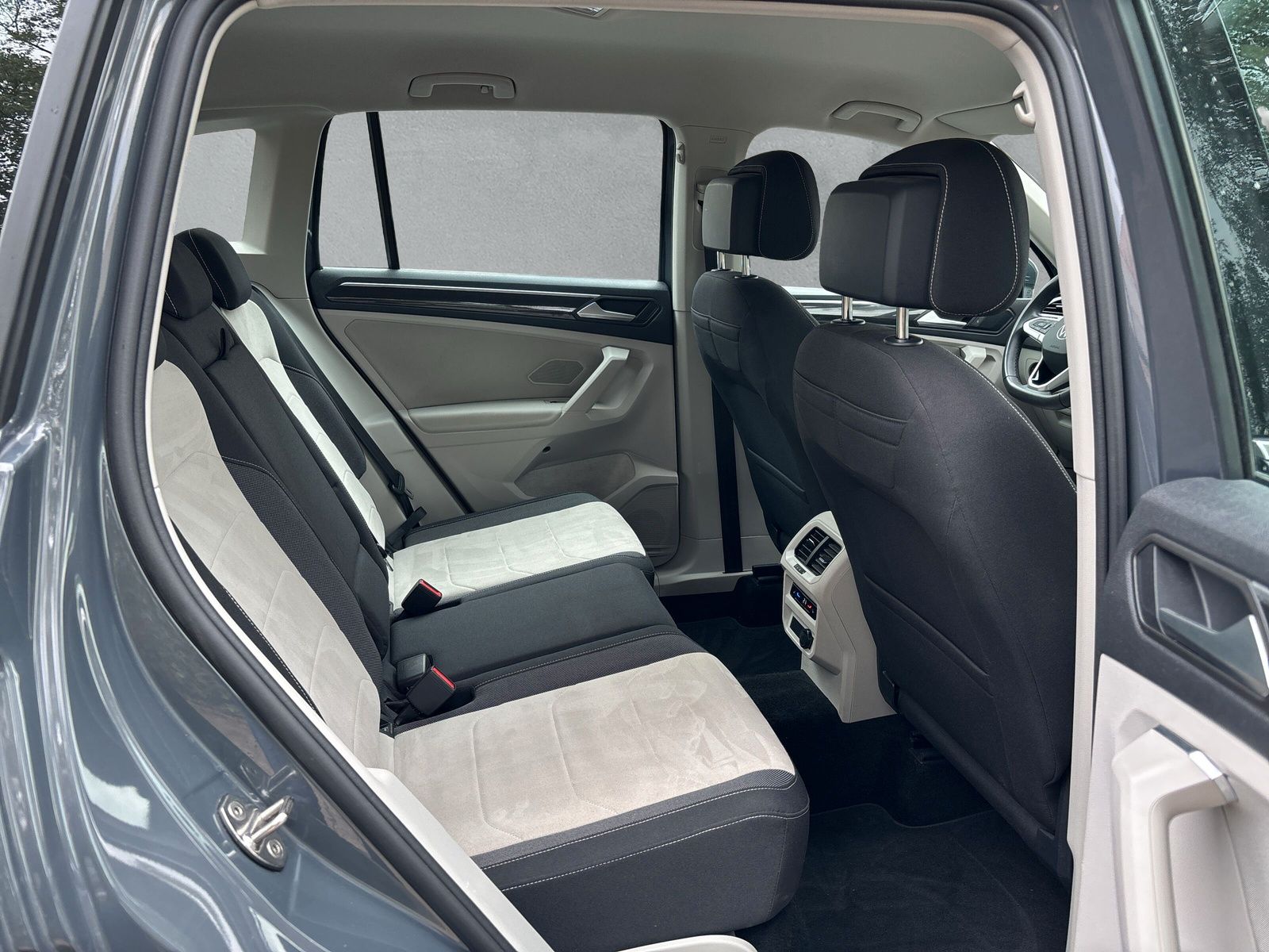 Fahrzeugabbildung Volkswagen Tiguan 1.5 TSI Elegance AHK Kamera SHZ