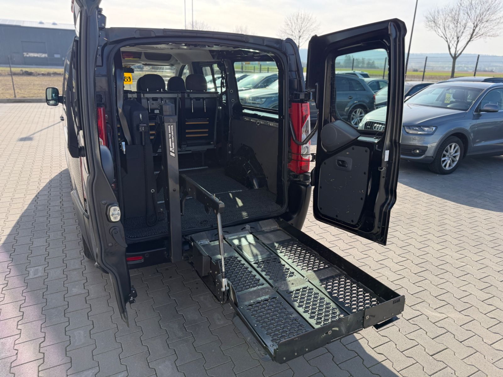 Proace L2H1 Comfort 2.0 6-Sitzer Rollstuhl Rampe