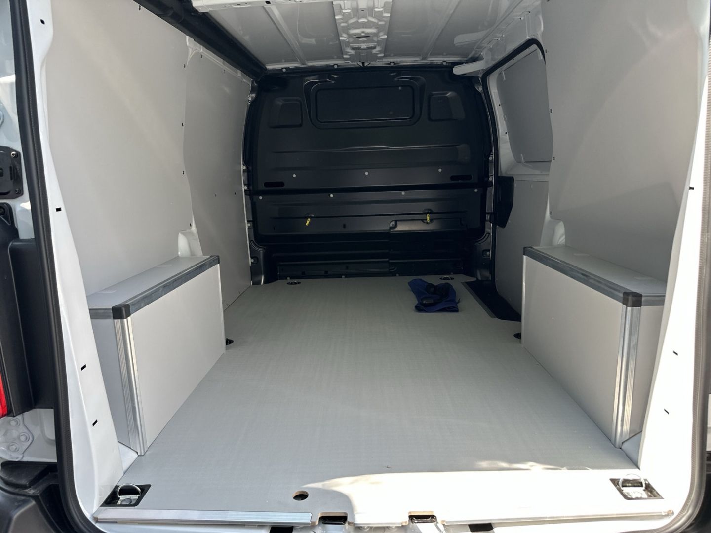 Fahrzeugabbildung Peugeot Expert KW Standard (L2) 2.0 BlueHDi 145 AHK-abn.