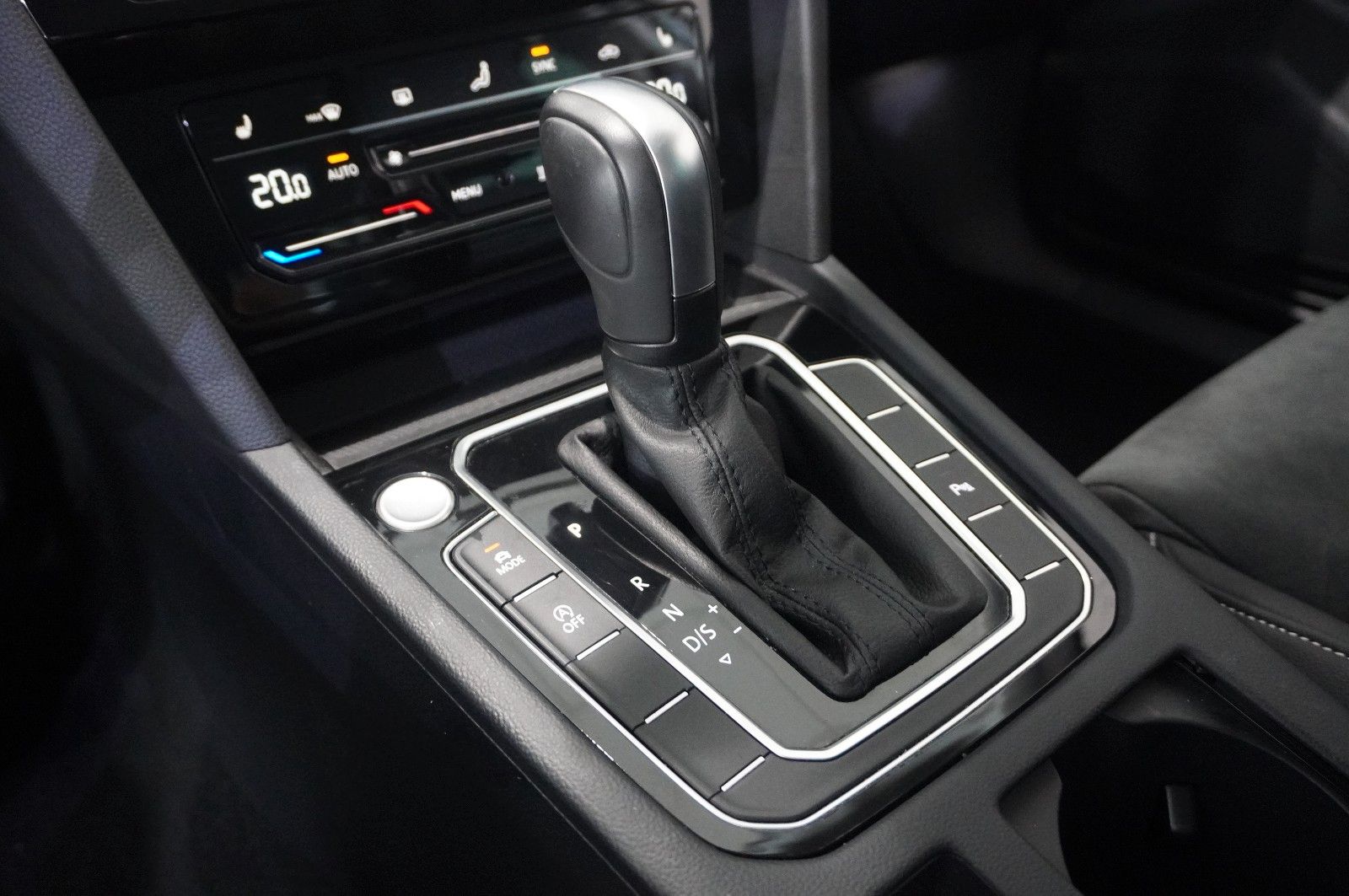 Fahrzeugabbildung Volkswagen Passat Vari. 2.0D R-LINE 4M NAVI/LED/KAMERA/AHK