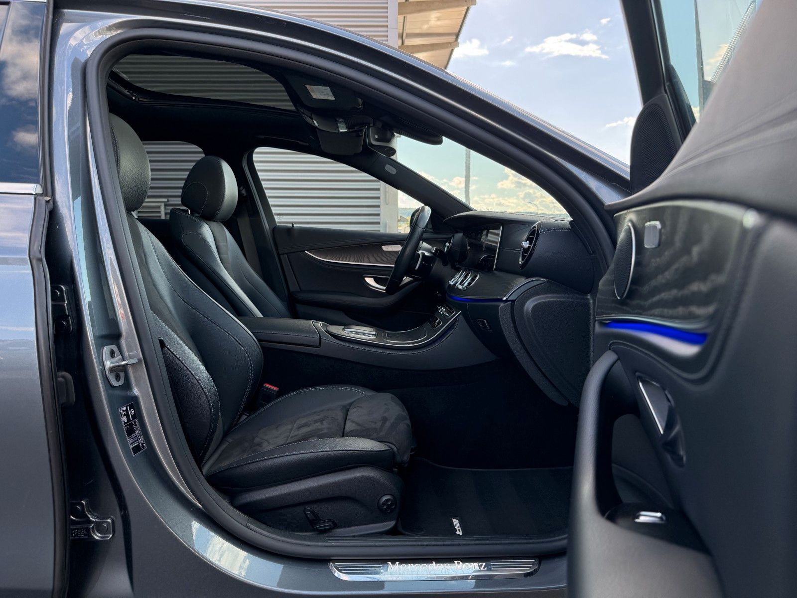 Fahrzeugabbildung Mercedes-Benz E 220d AMG+Pano+MultiBeam+Ambiente+TotW+360