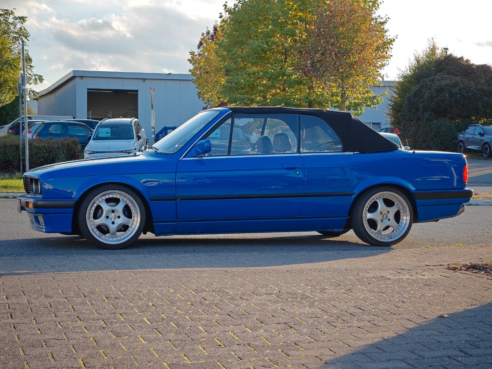 Fahrzeugabbildung BMW 318i Cabrio E30 - Lack NEU, Verdeck NEU