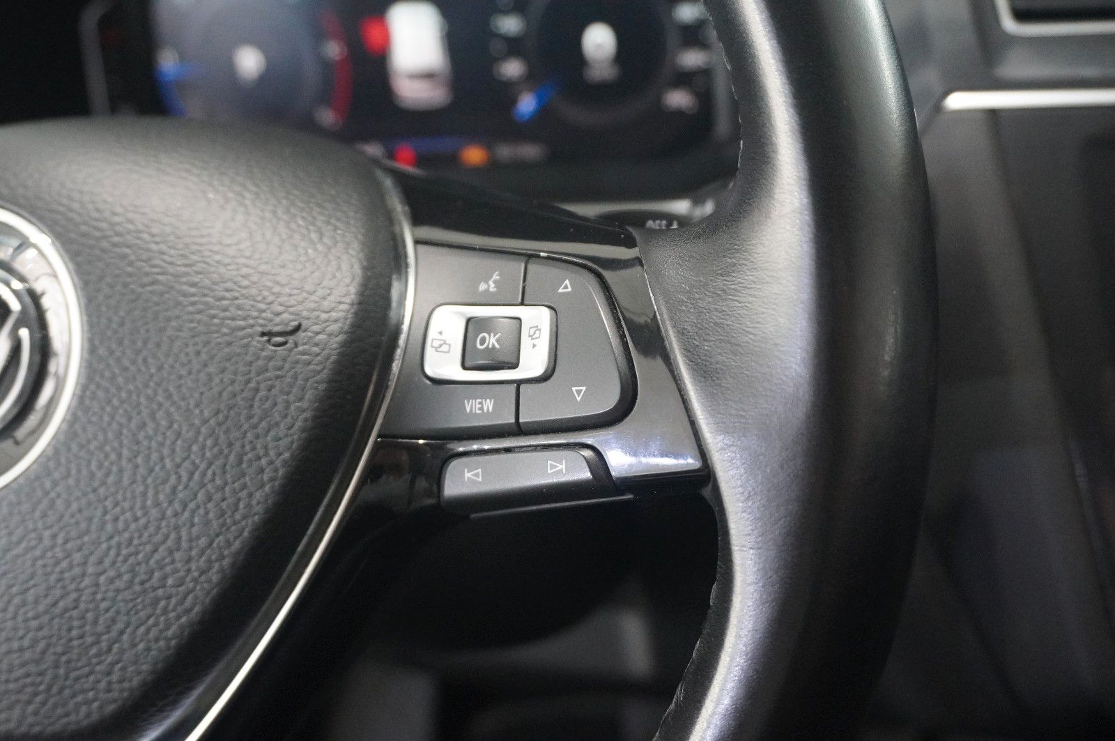 Fahrzeugabbildung Volkswagen Tiguan Allspace 2.0D 4M R-LINE 7-SITZER NAVI/AHK