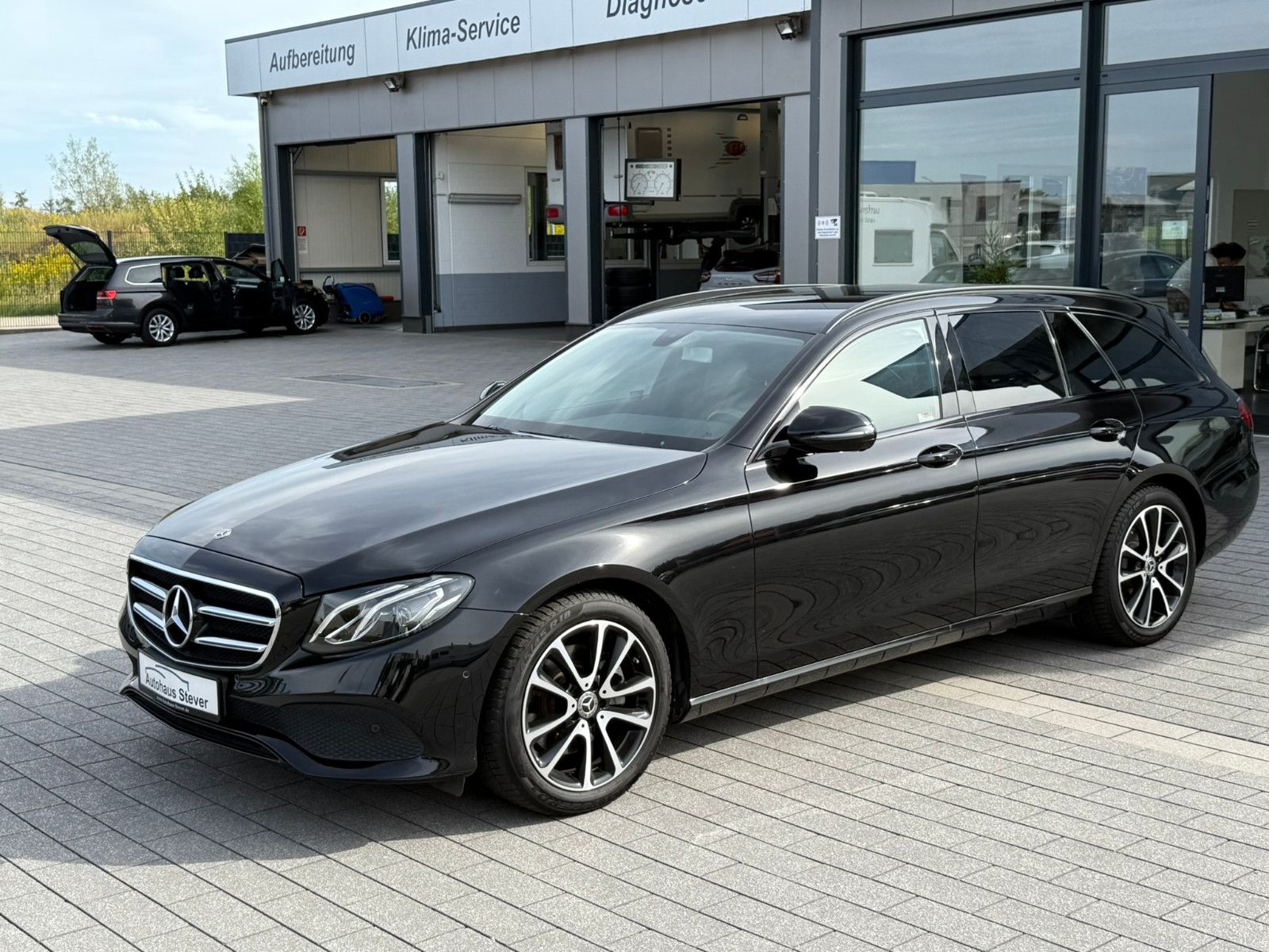 Fahrzeugabbildung Mercedes-Benz E 200 T Avantgarde NAVI KLIMAAUTO CAM LED SITZH.