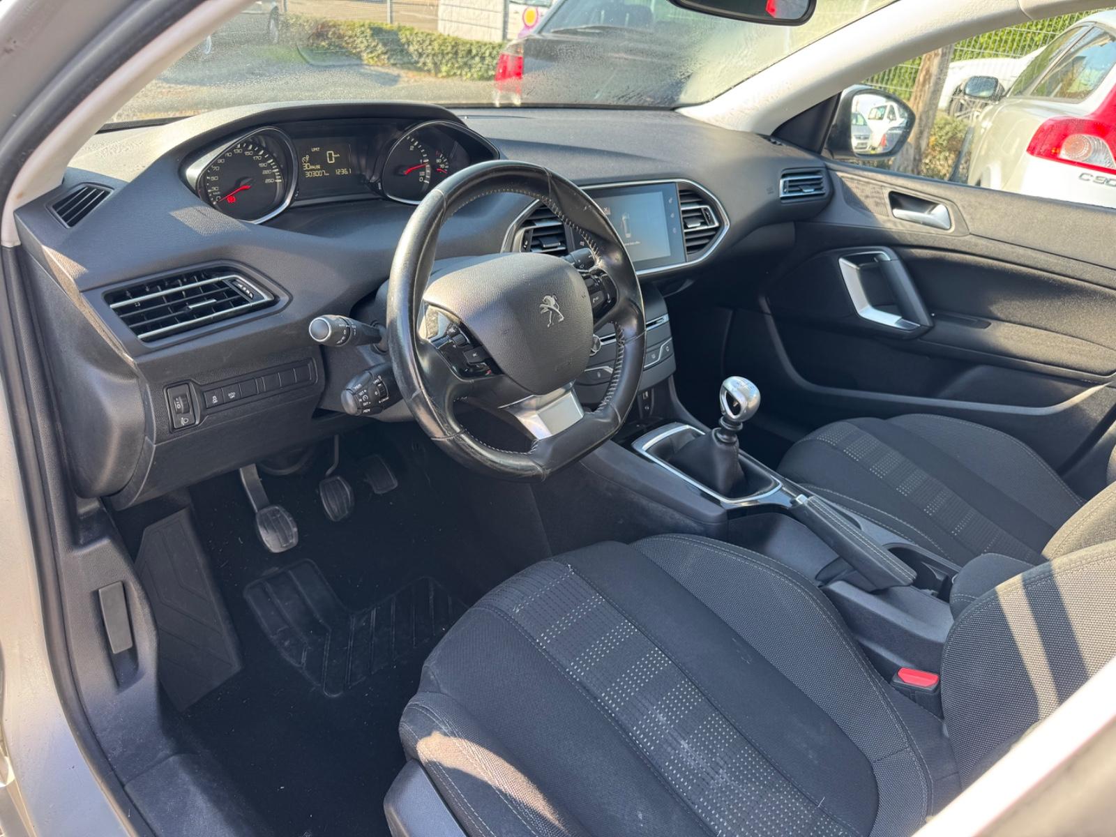 Peugeot 308 2015 — photo 11