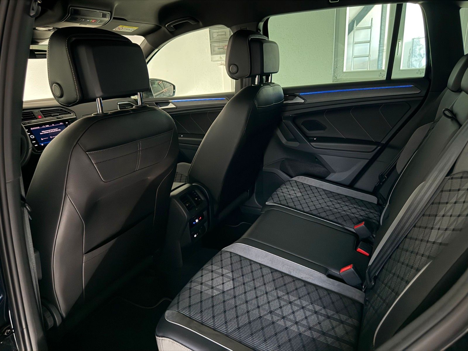 Fahrzeugabbildung Volkswagen Tiguan 2.0 TDI R-LINE/IQ-LED/KAMERA/ACC/AMBI+