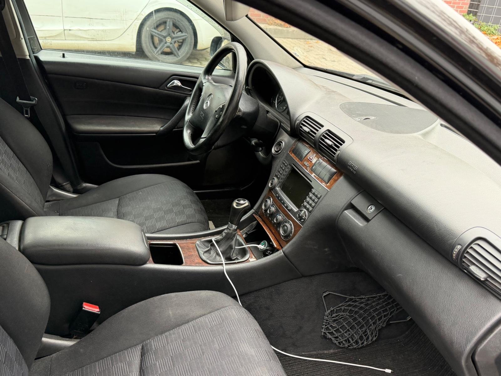 Mercedes-Benz C200 2006 — салон