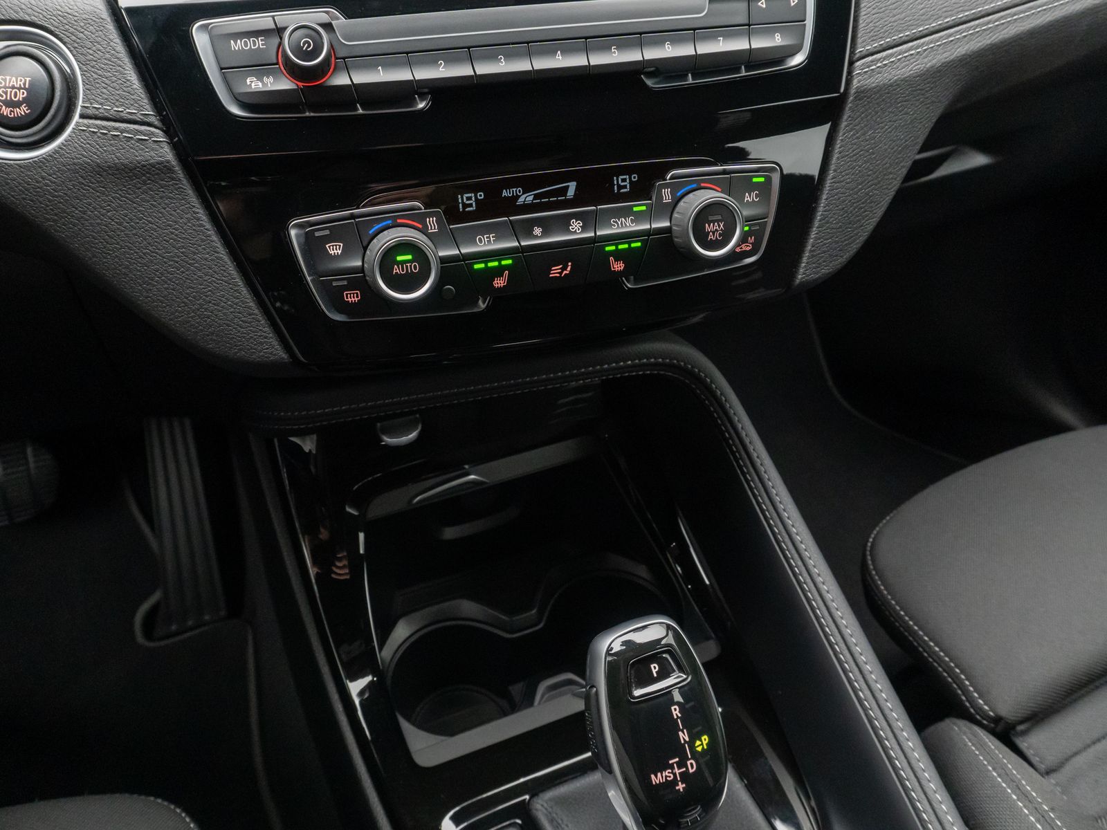 Fahrzeugabbildung BMW X2 sD18i Alarm HUD DAB Kamera HiFi Sportsitz 19"