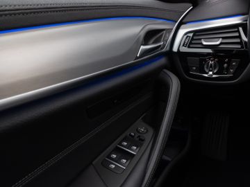 Fahrzeugabbildung BMW 530d Luxury Line Panorama Laser Kamera HUD HiFi