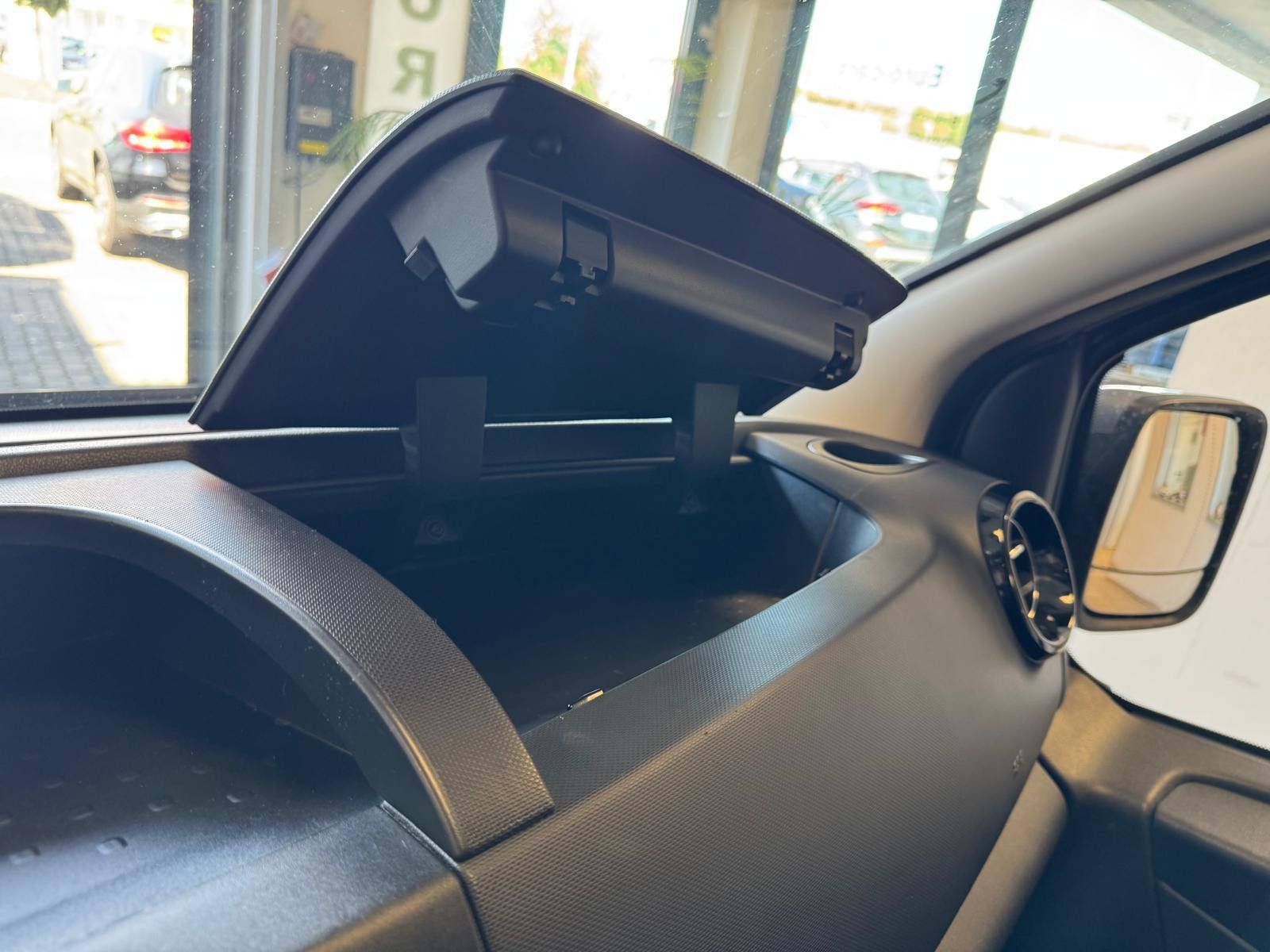 Fahrzeugabbildung Opel Vivaro Combi L1H1  2,7t/ ATM mit Belegen 72700Km