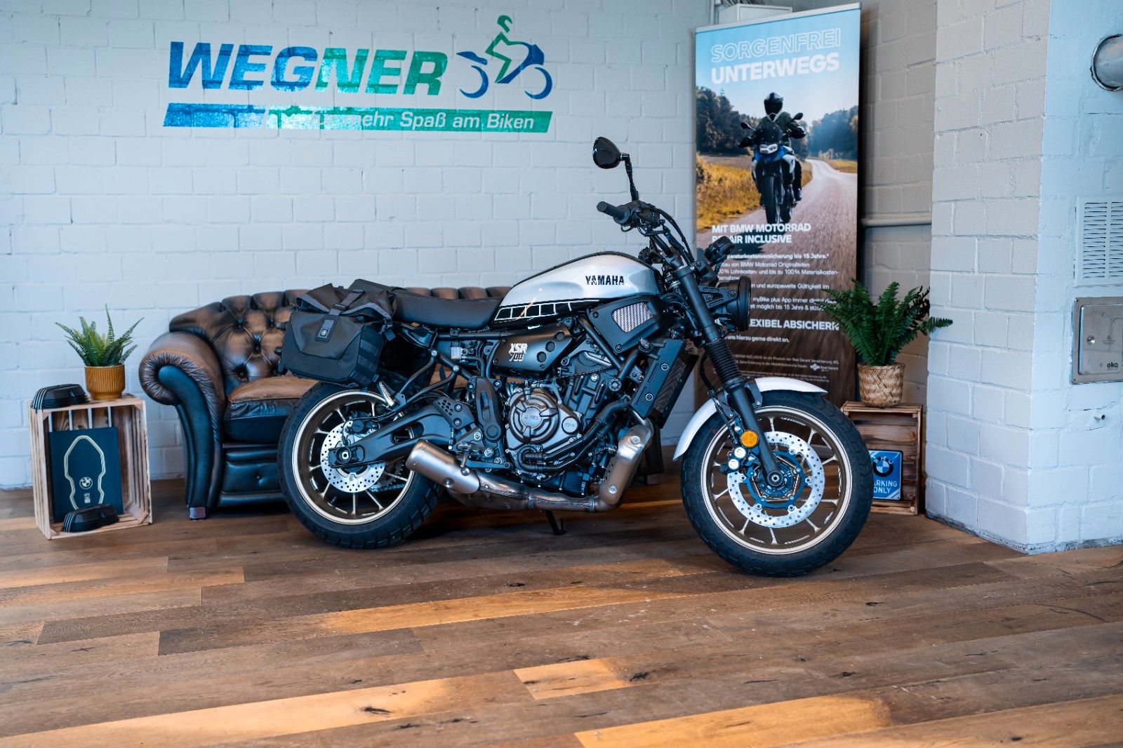 Fahrzeugabbildung Yamaha XSR 700 2023 Legacy  incl. Satteltaschen