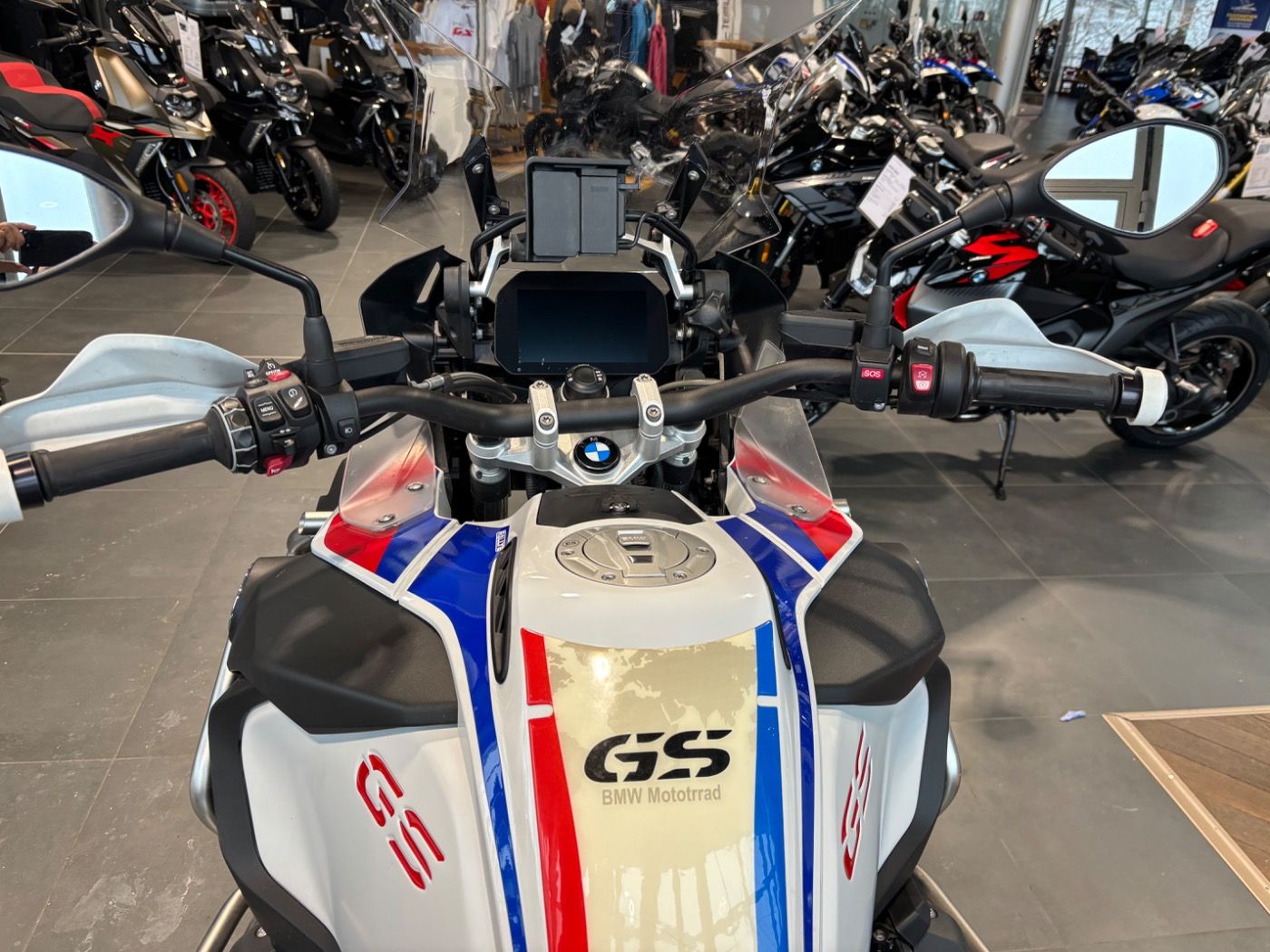 Fahrzeugabbildung BMW R 1250 GS Adventure mit Tieferlegung Akrapovic A