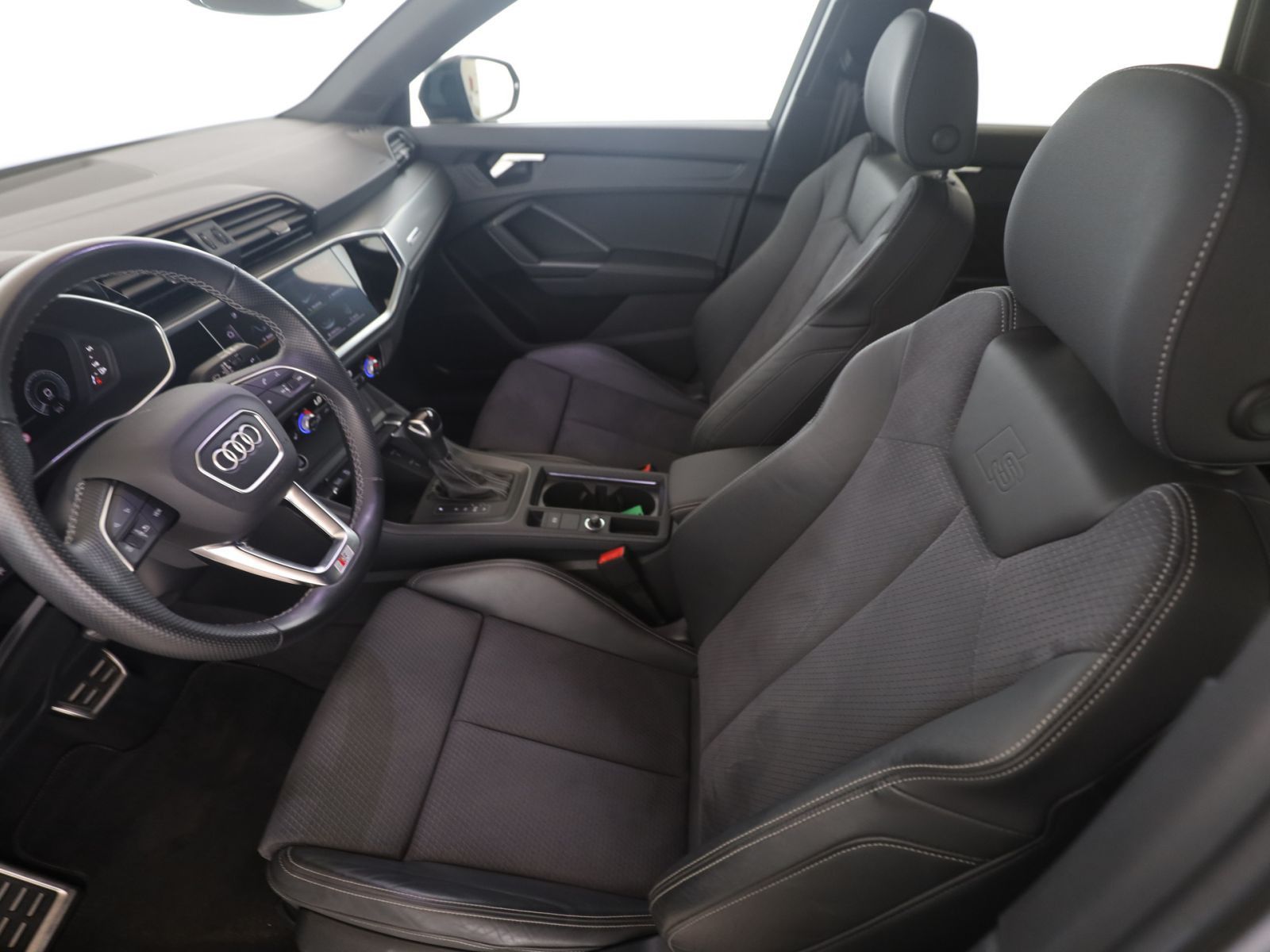 Audi Q3 45 TFSIe S line HYBRID+AHK+Matrix+PDC+SitzH+M foto 18