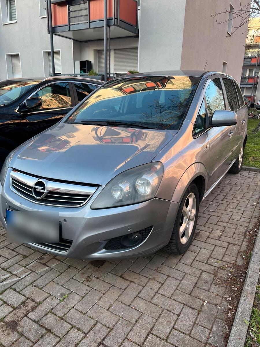 Opel Zafira 2011 — вигляд ззаду