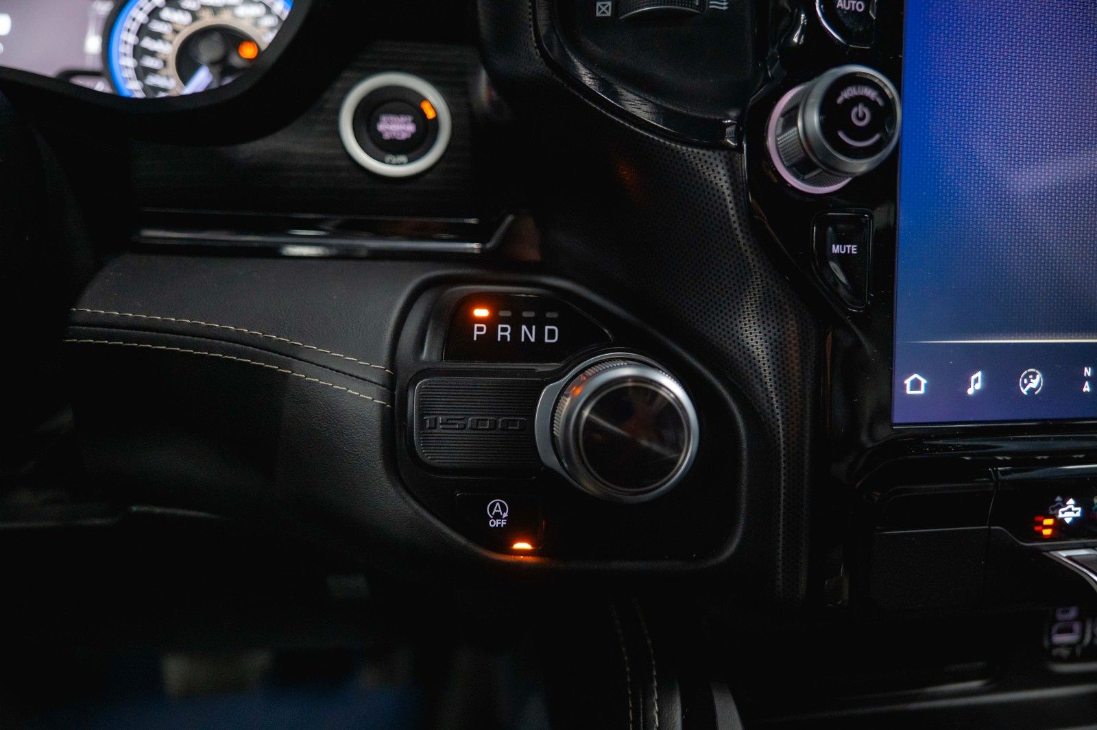 Fahrzeugabbildung Dodge RAM 5.7 V8 HEMI LIMITED Offroad Night-Paket *LED