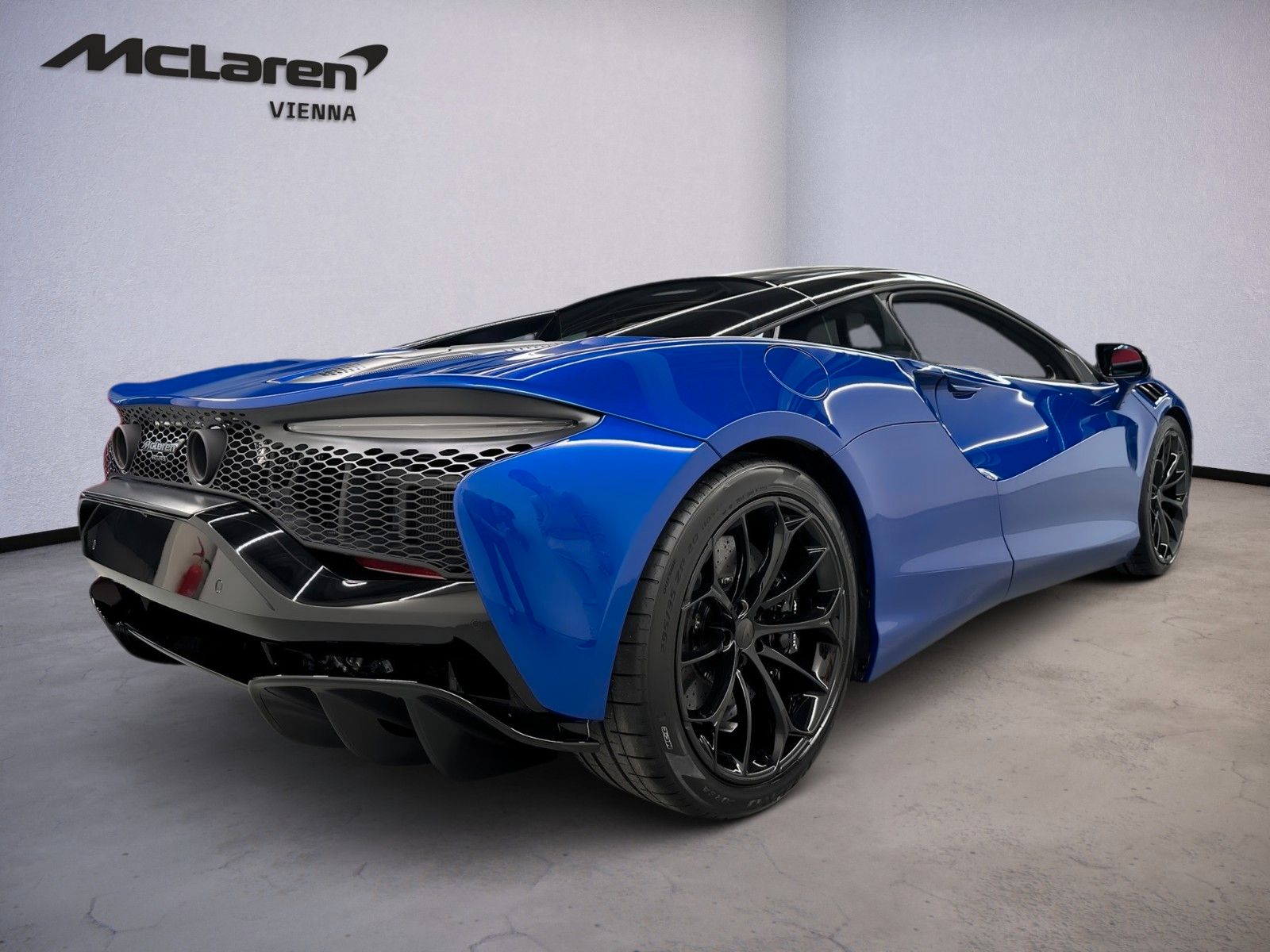 McLaren Artura / Aurora Blue / B&W imagem 3