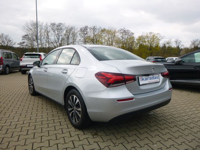 Fahrzeugabbildung Mercedes-Benz A 180 Limousine >NAV/LED/KAM/PDC/SHZ<