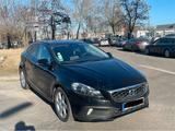 Volvo V40 Cross Country D2 - schwarze Volvo V40 Cross Country
