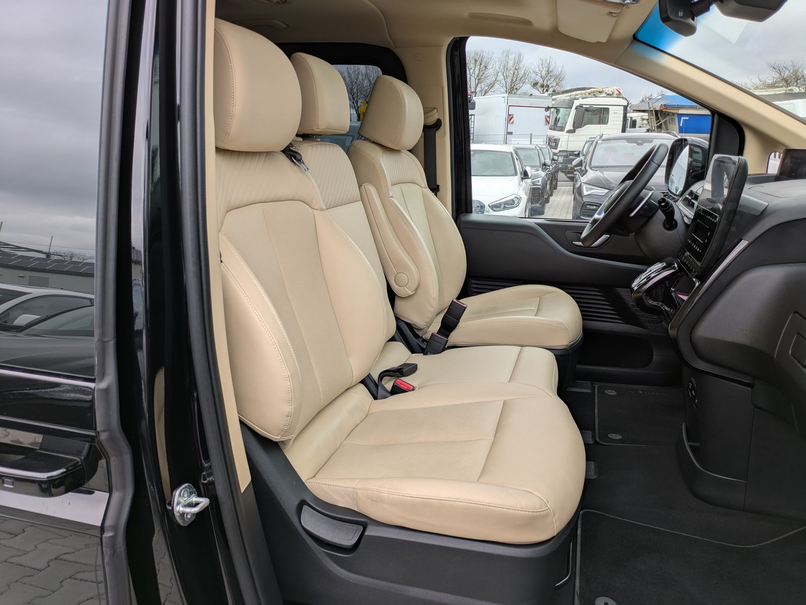 Fahrzeugabbildung Hyundai Staria 2.2 CRDi 4WD Prime*9*LED*PANO*360°KAM*ACC