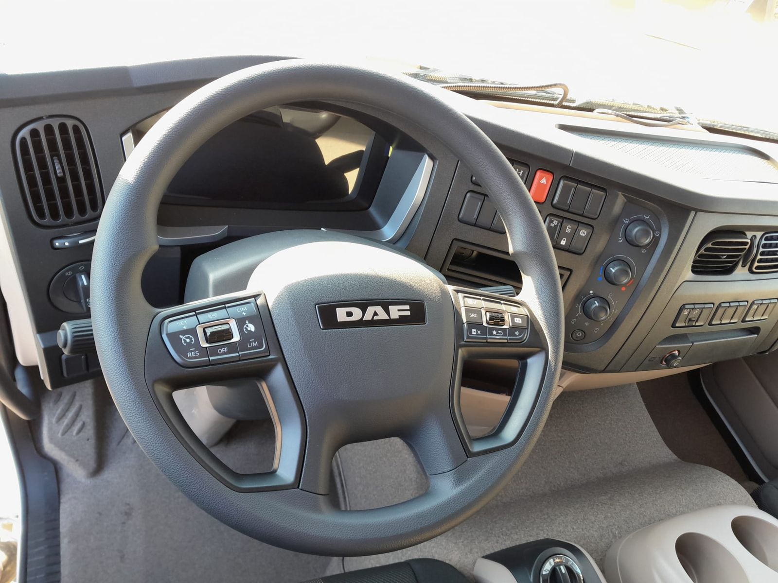 Fahrzeugabbildung DAF FA XB 310 18t Kress Kühlaufbau