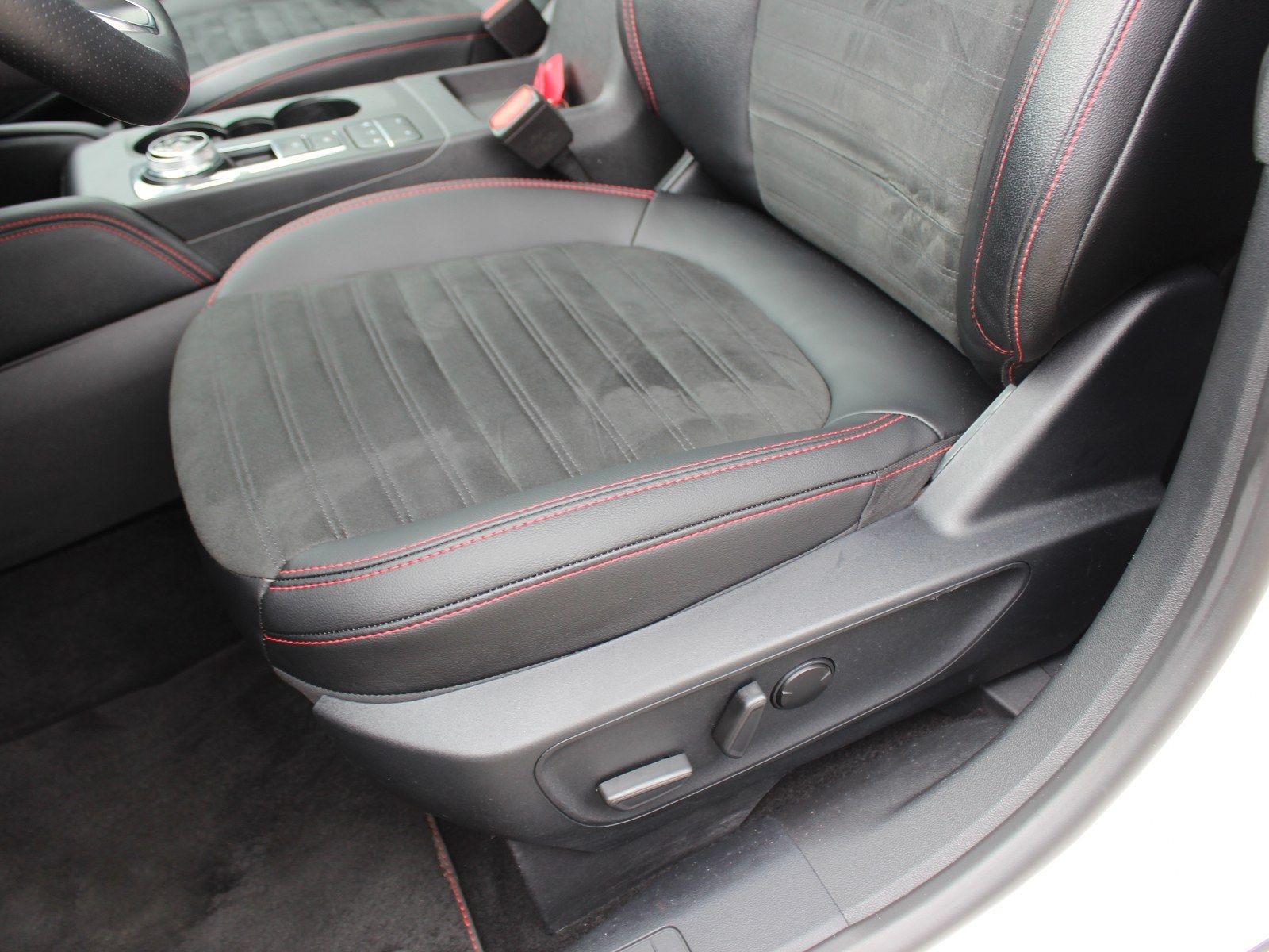 Fahrzeugabbildung Ford Kuga Plug-In Hybrid ST-Line X 2,5 Duratec
